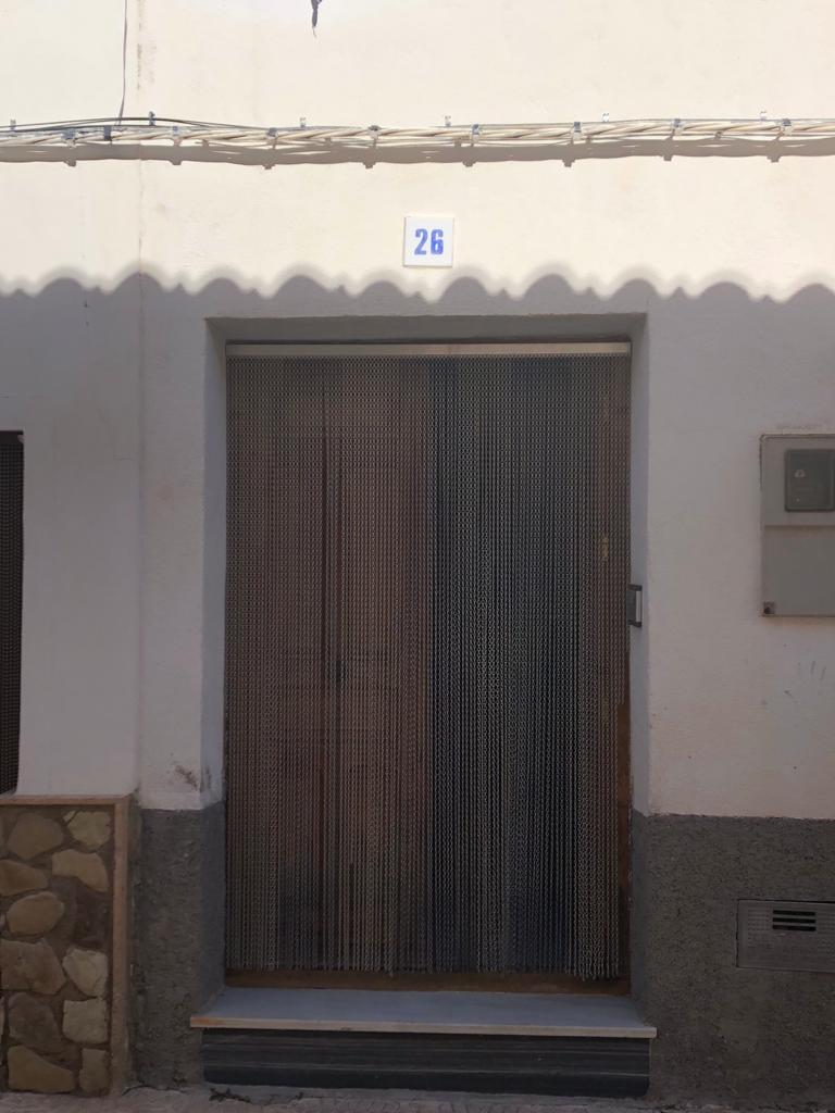 Amplia casa adosada de 5 dormitorios y 1 baño con buen espacio exterior en Vélez-Blanco