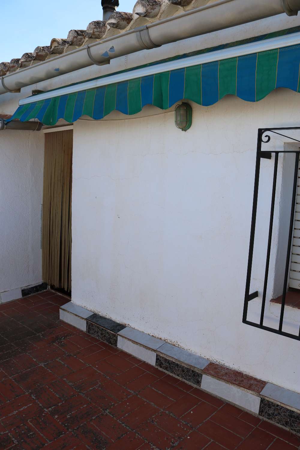 Amplia casa adosada de 5 dormitorios y 1 baño con buen espacio exterior en Vélez-Blanco
