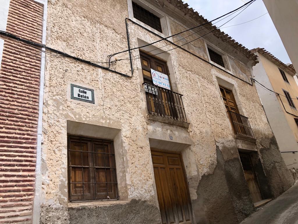 Propiedad de ganga Casa adosada de 4 dormitorios, 2 baños y 3 plantas para reformar en Vélez-Blanco