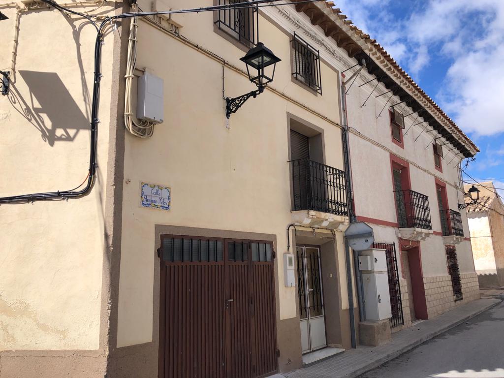 Impresionante Casa Esquinera de 4 Dormitorios y 2 Baños en María