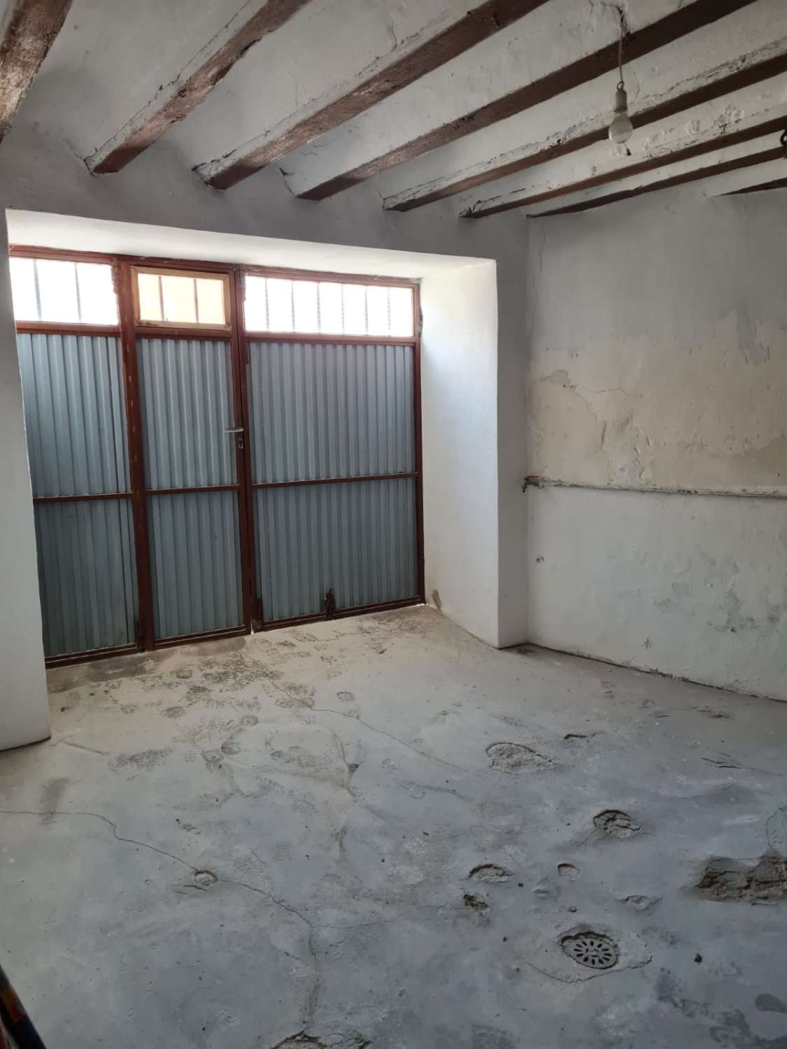 Impresionante Casa Esquinera de 4 Dormitorios y 2 Baños en María