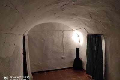 3 Bed, 1 Bath Cave House for Reform in Cúllar