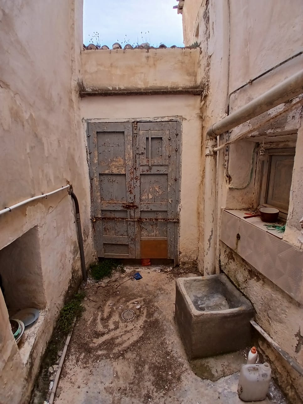 Amazing Partially renovated four story house, 5 Bed , 2 Bath in central Velez-Rubio.