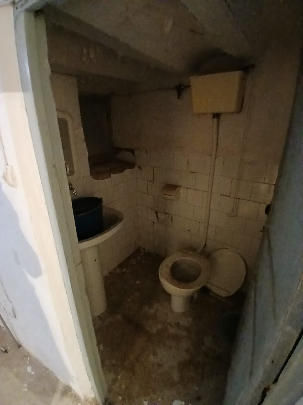 Amazing Partially renovated four story house, 5 Bed , 2 Bath in central Velez-Rubio.