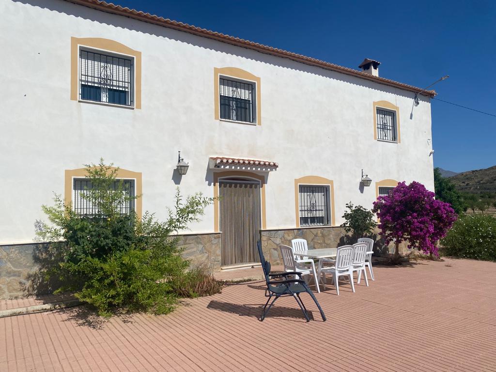 Large farm composed of three houses in Saliente Bajo