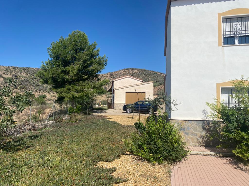 Large farm composed of three houses in Saliente Bajo