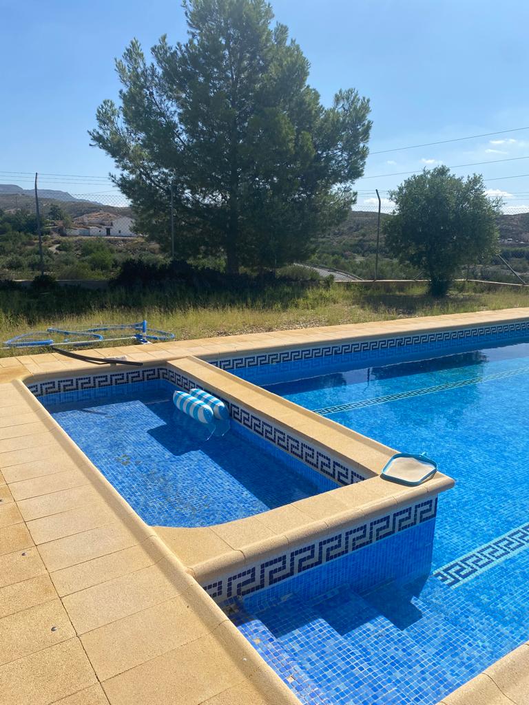 Large farm composed of three houses in Saliente Bajo