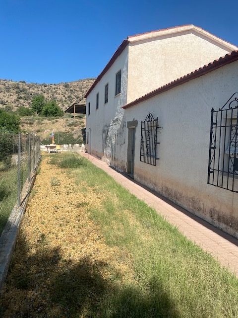 Large farm composed of three houses in Saliente Bajo