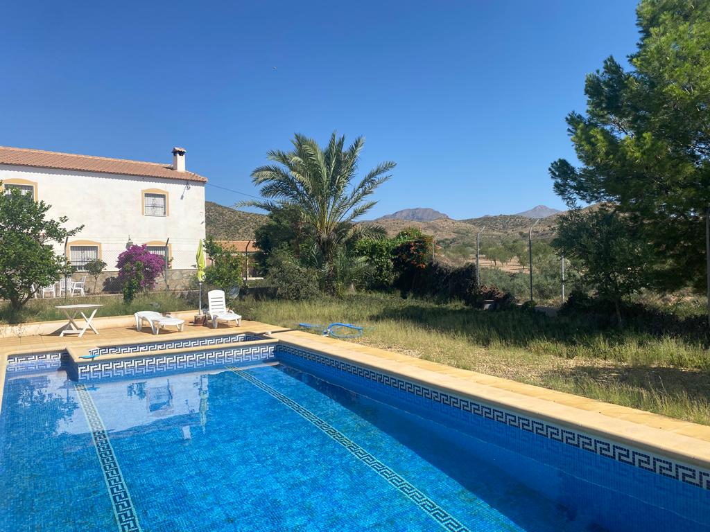 Large farm composed of three houses in Saliente Bajo