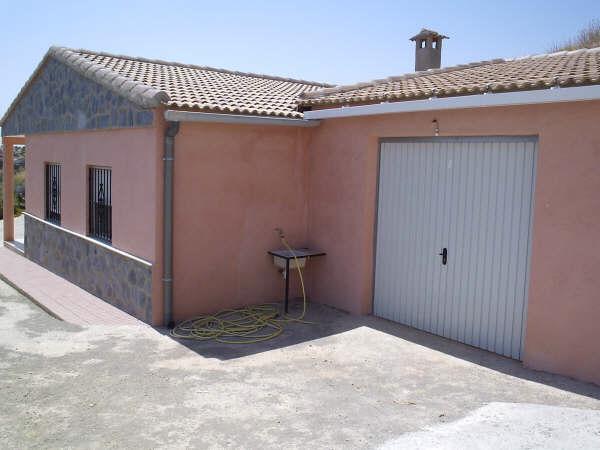 Large farm composed of three houses in Saliente Bajo