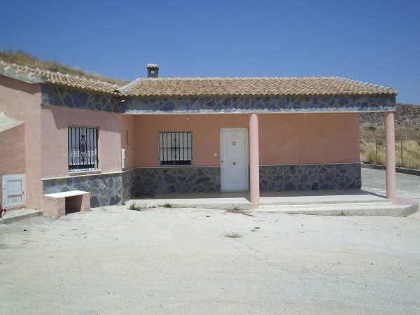 Large farm composed of three houses in Saliente Bajo