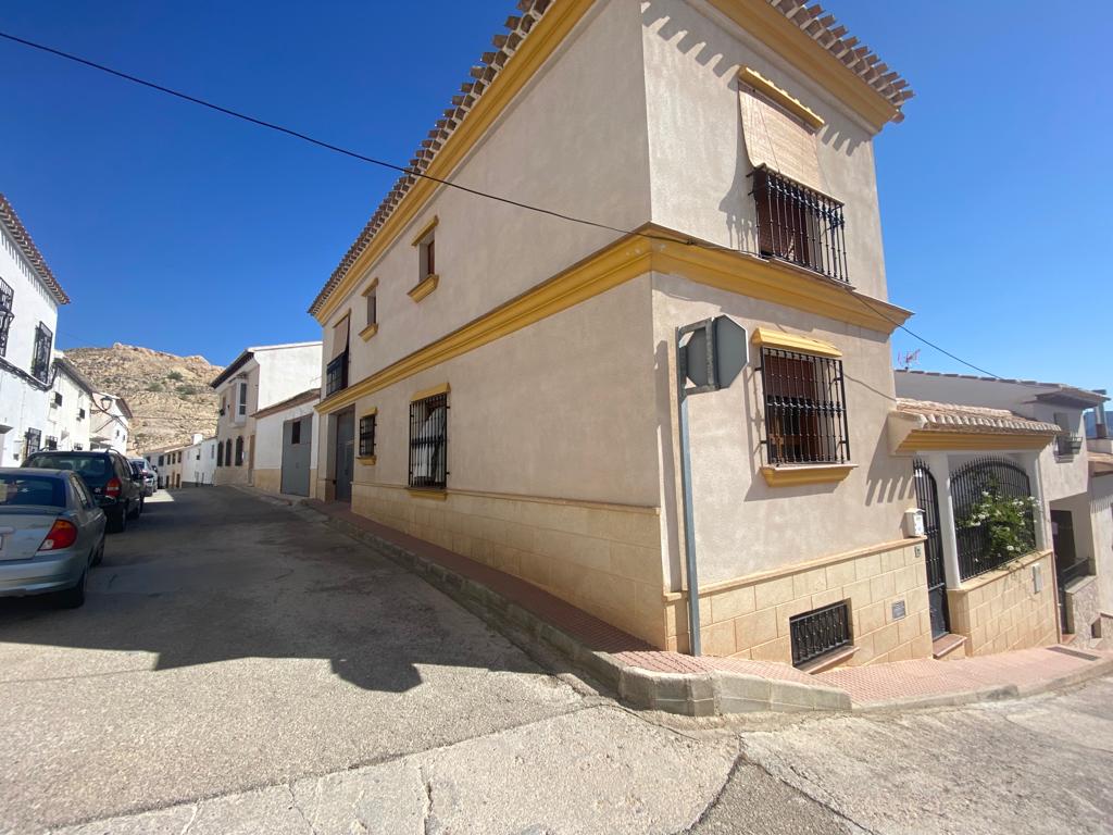 Maison de ville vraiment exceptionnelle de 3 chambres, 3 salles de bain avec garage à Velez-Blanco