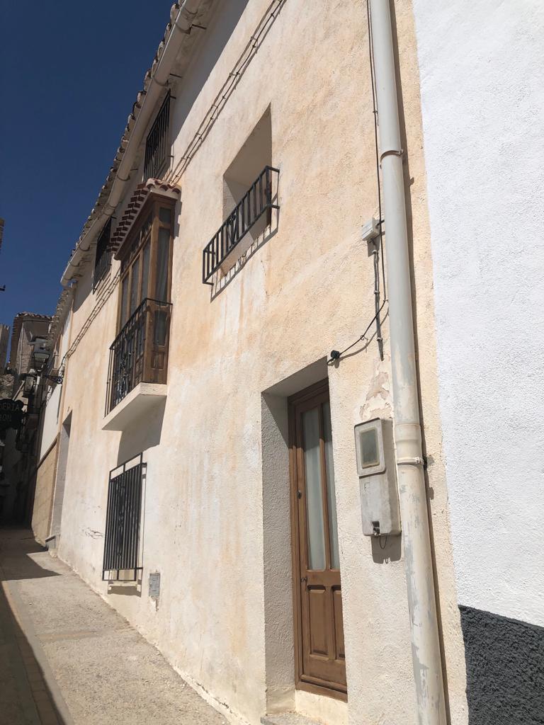 Casa Adosada de 3 Dormitorios y 2 Baños en Vélez-Blanco