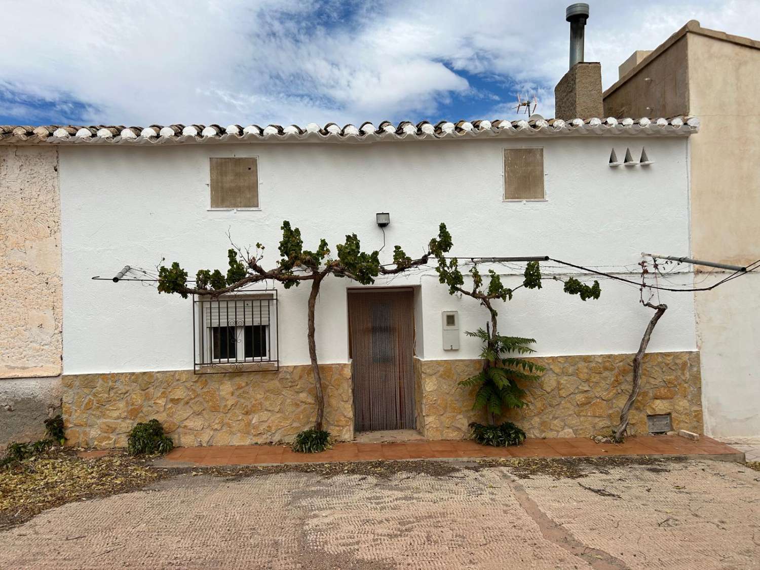 Farm with attached house, independent warehouse, pool and 27,000m2 of land