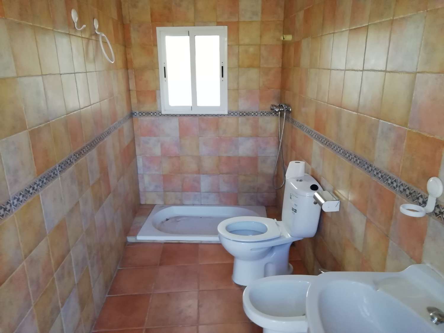 Farm with attached house, independent warehouse, pool and 27,000m2 of land