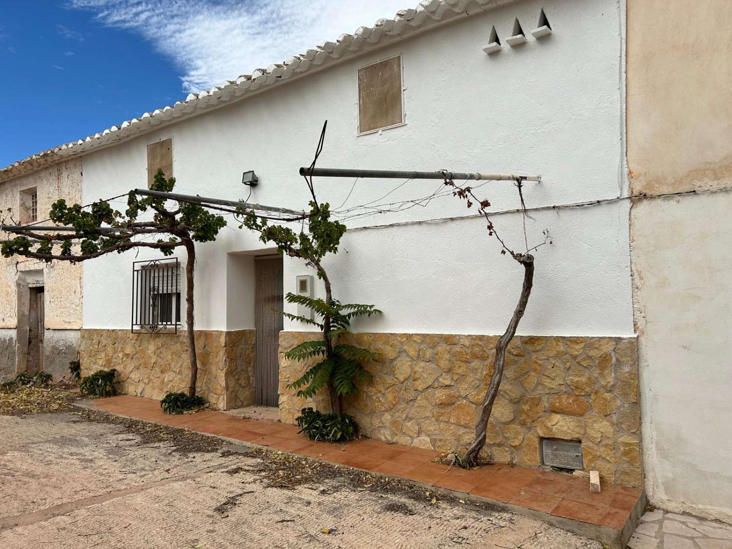 Farm with attached house, independent warehouse, pool and 27,000m2 of land