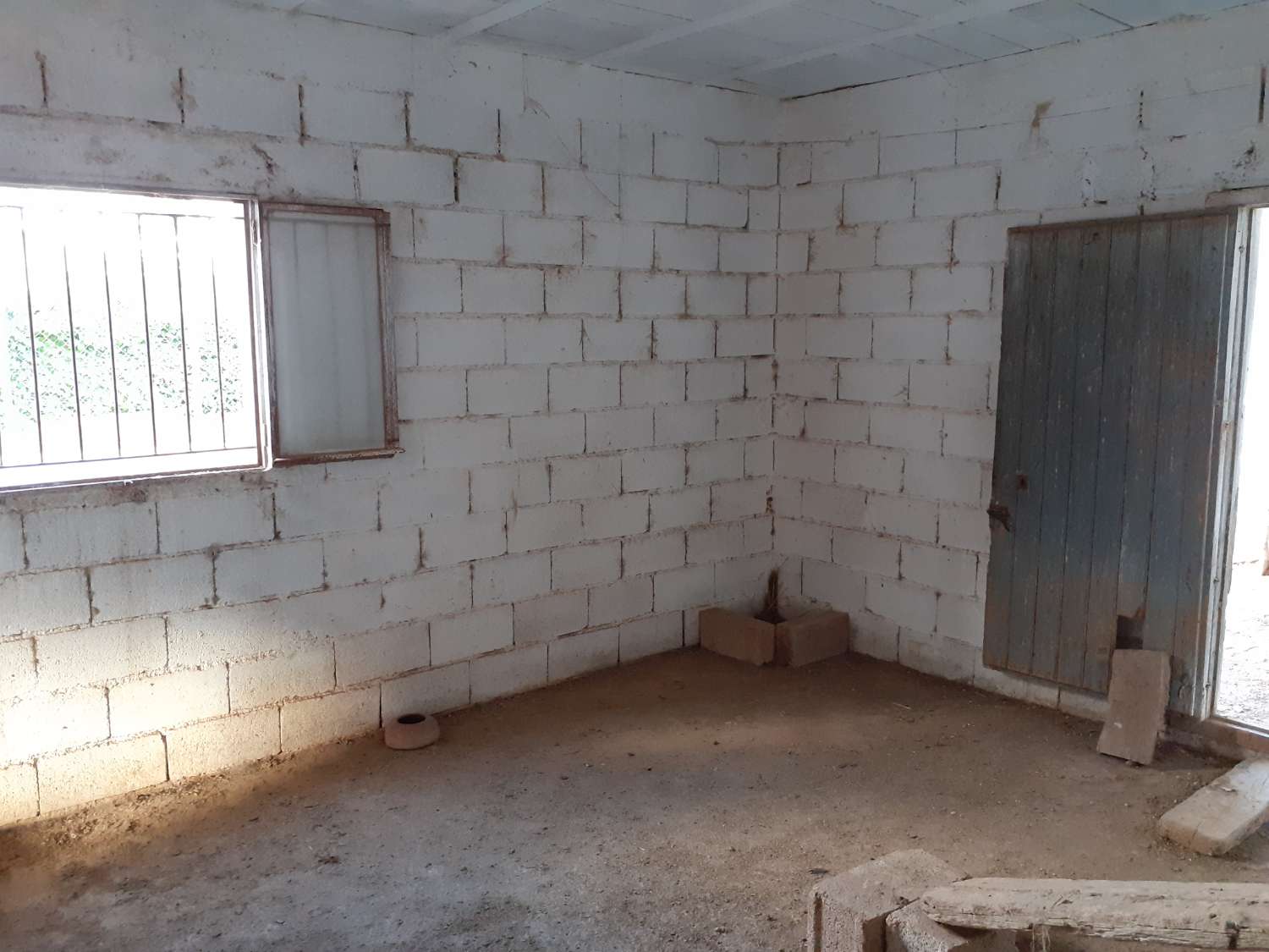 Farm with attached house, independent warehouse, pool and 27,000m2 of land