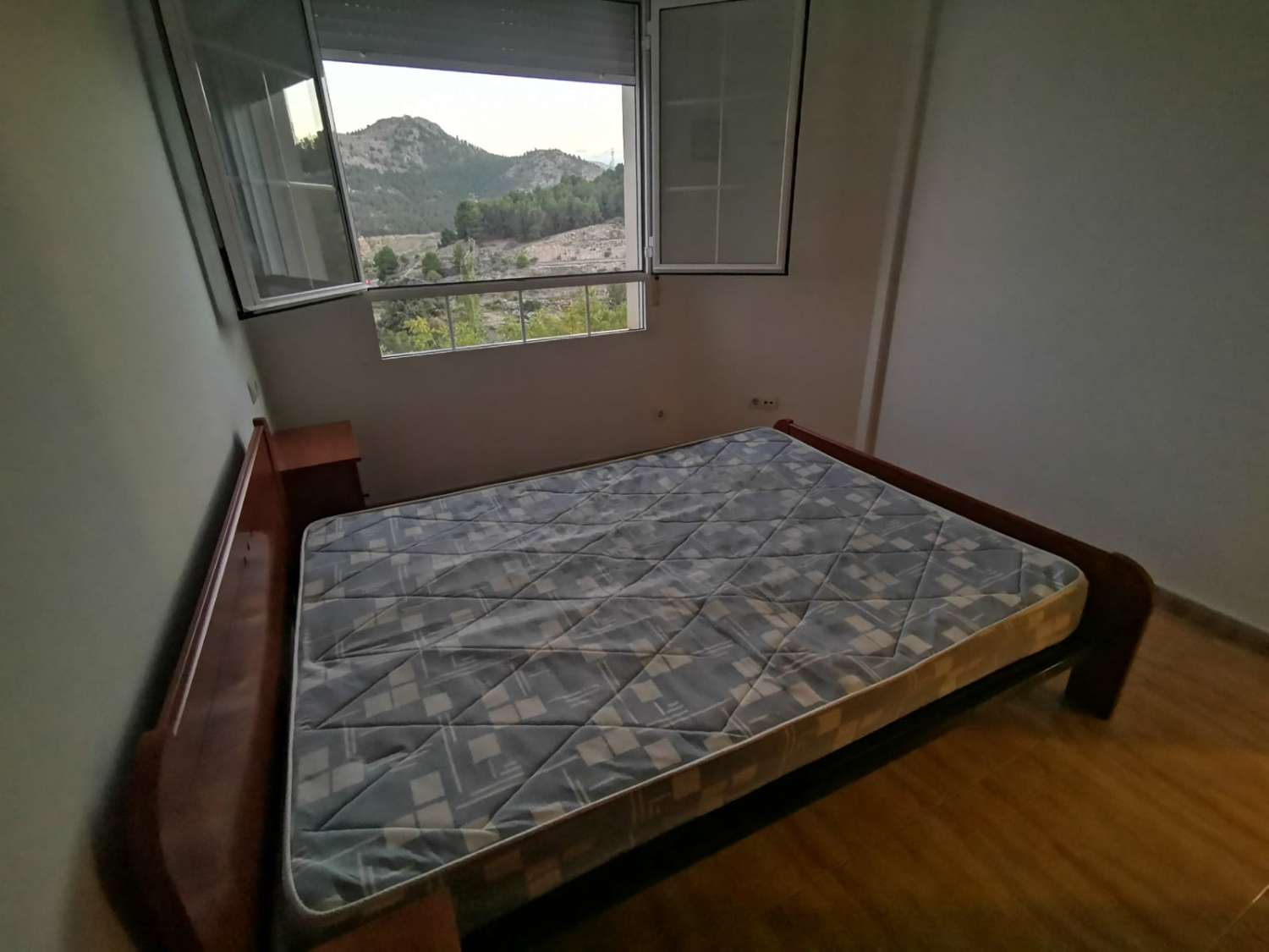 Apartamento en el segundo piso, 3 habitaciones, 2 baños en Velez- Rubio