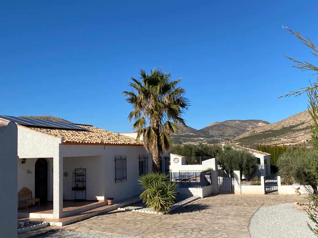 Hermosa villa de 3 dormitorios y 2 baños con piscina en un entorno encantador cerca de Vélez Blanco