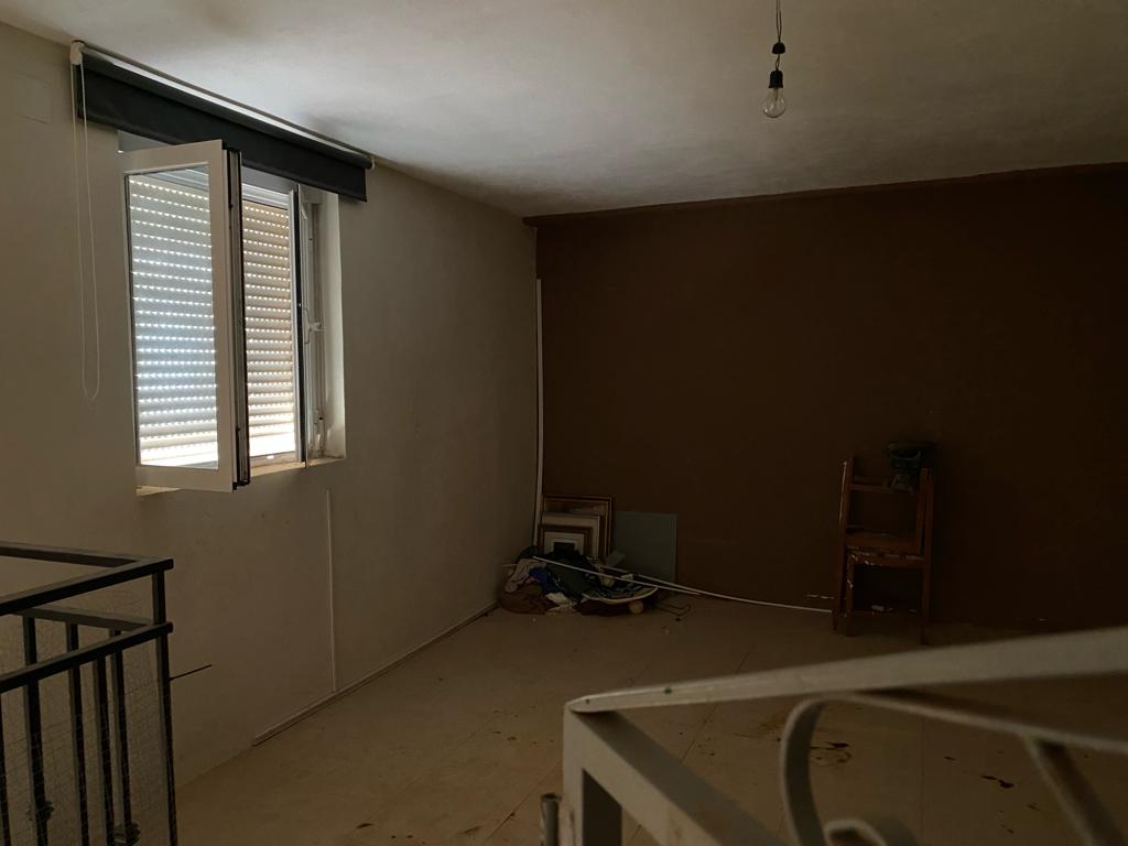 Großes Halbhöhlenhaus in Freila