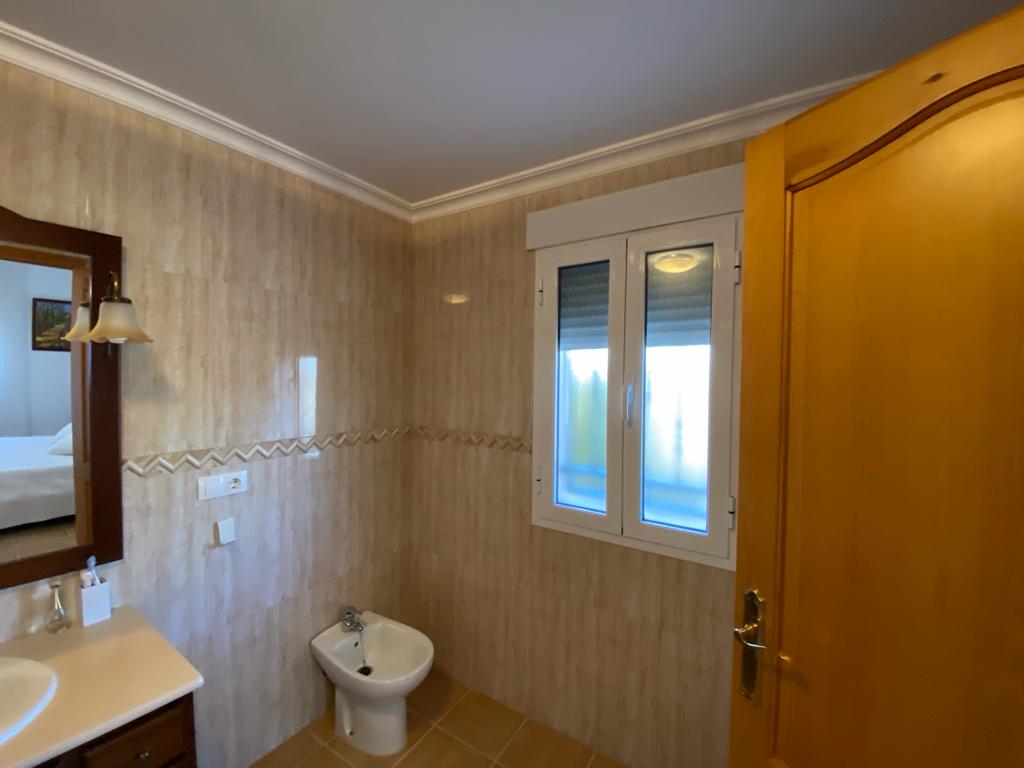 Casa de 4 dormitorios y 4 baños en Freila