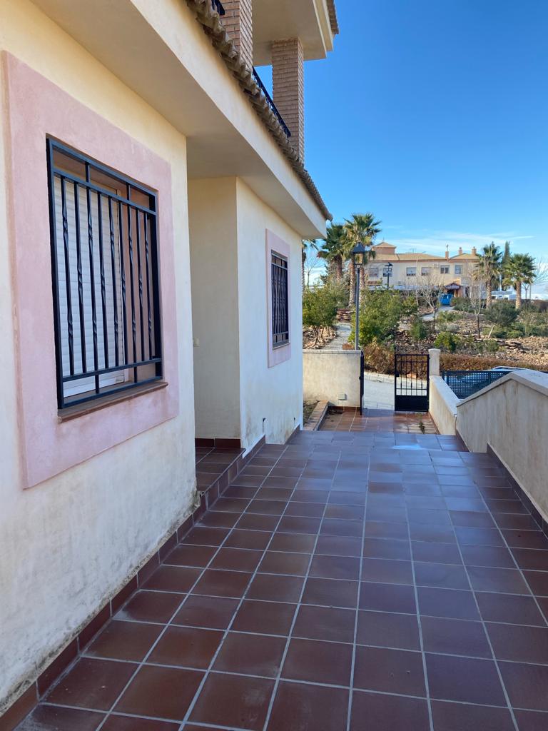 Casa de 4 dormitorios y 4 baños en Freila