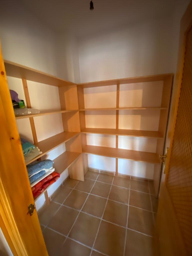 Casa de 4 dormitorios y 4 baños en Freila