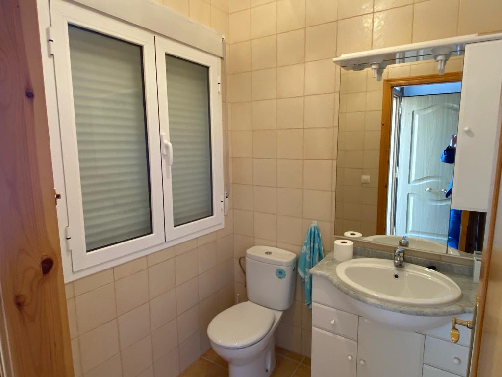 Casa de 4 dormitorios y 4 baños en Freila
