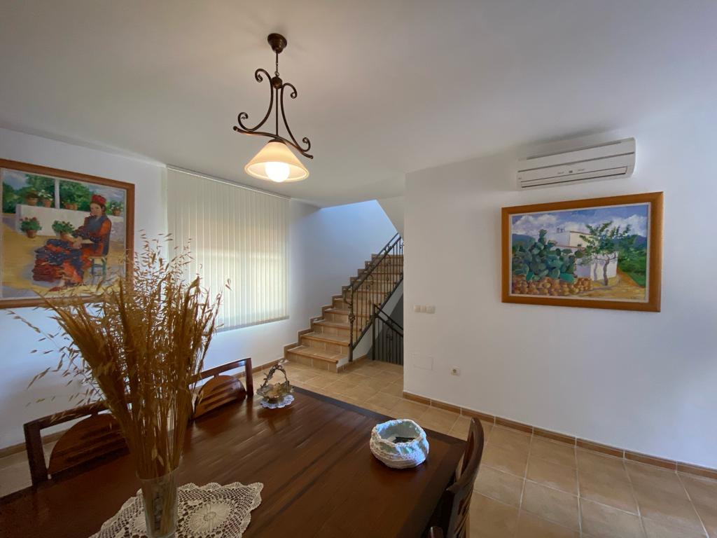 Casa de 4 dormitorios y 4 baños en Freila
