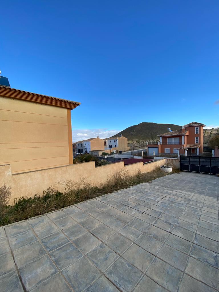 Casa de 4 dormitorios y 4 baños en Freila