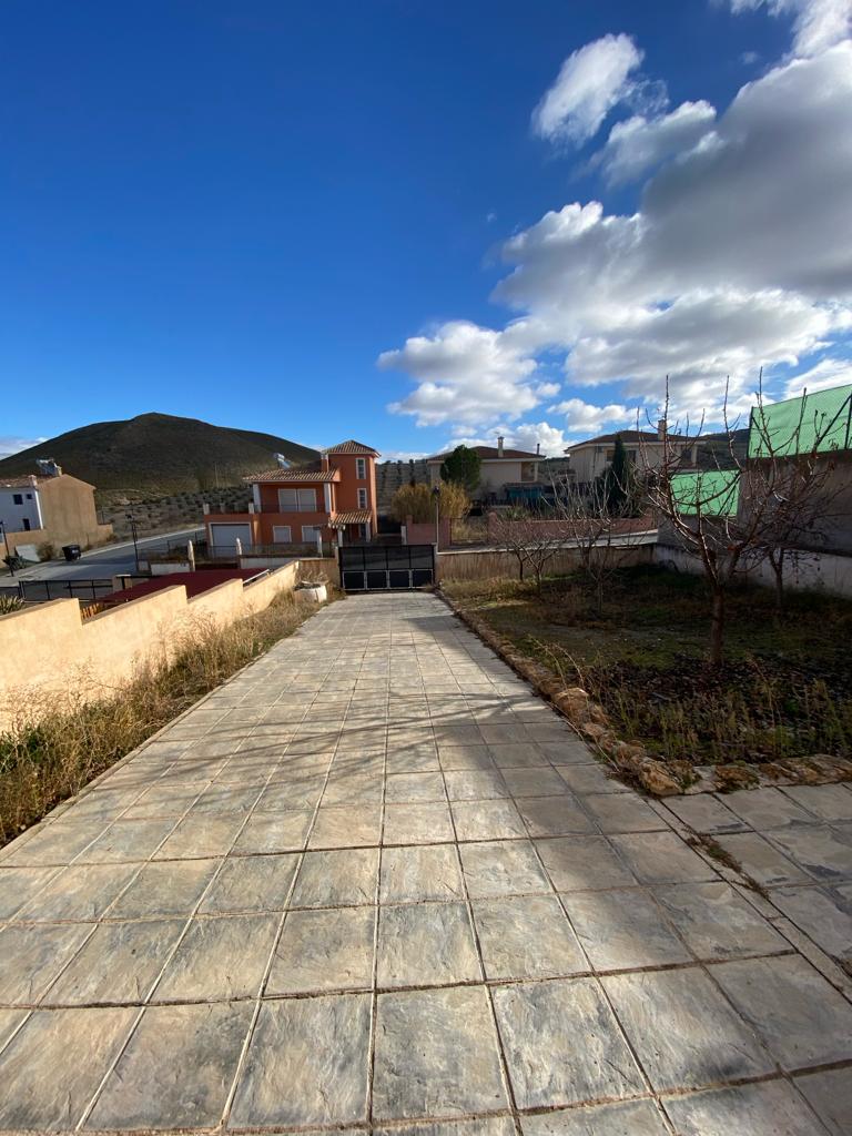 Casa de 4 dormitorios y 4 baños en Freila