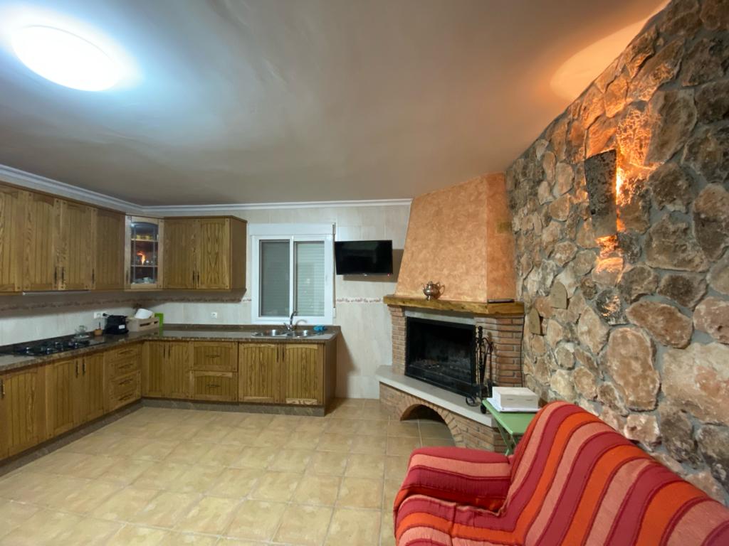 Casa de 4 dormitorios y 4 baños en Freila