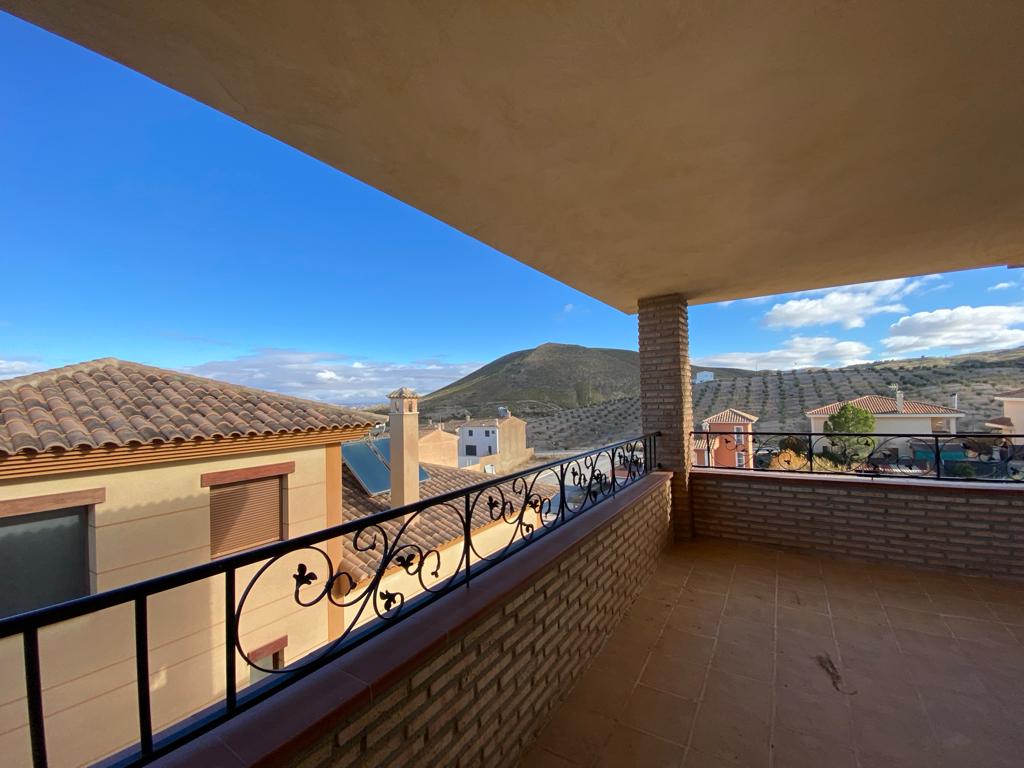 Casa de 4 dormitorios y 4 baños en Freila
