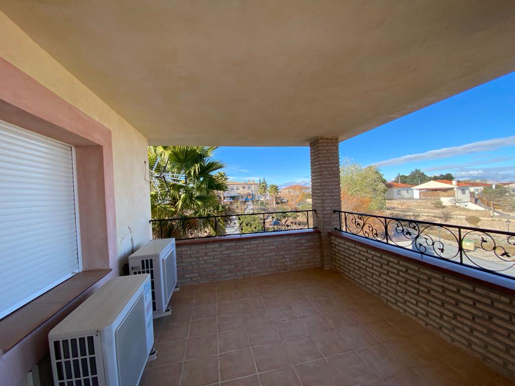 Casa de 4 dormitorios y 4 baños en Freila