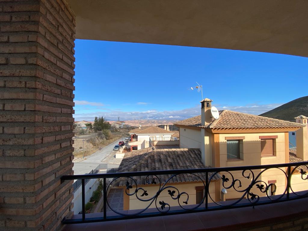 Casa de 4 dormitorios y 4 baños en Freila