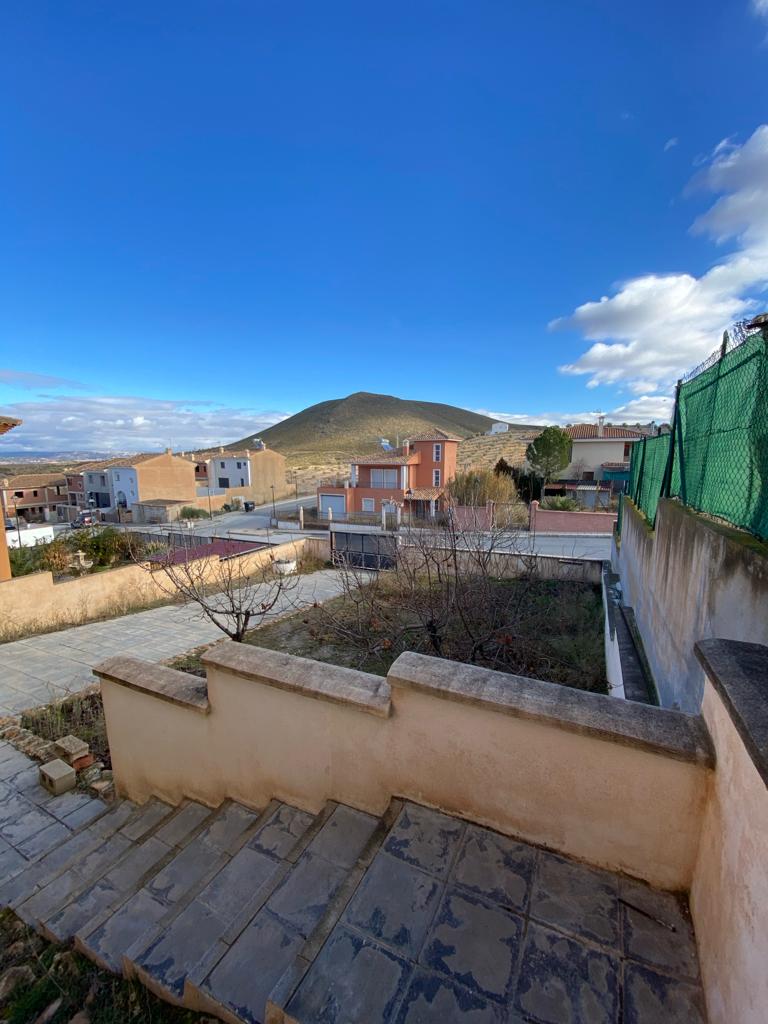Casa de 4 dormitorios y 4 baños en Freila