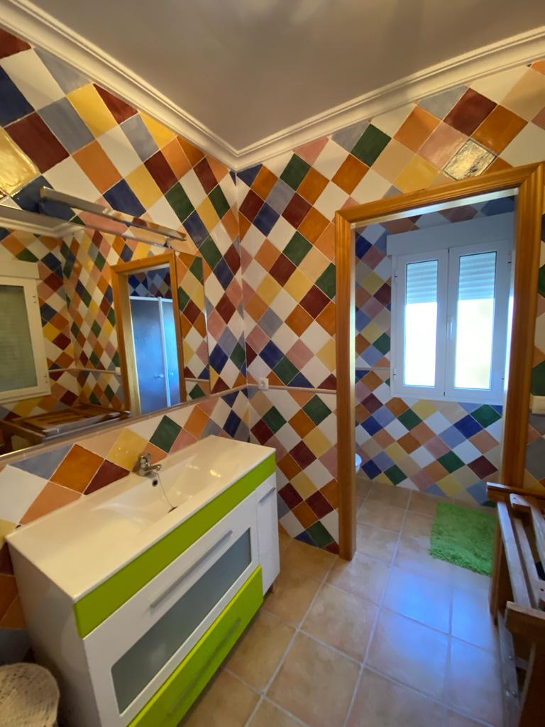 Casa de 4 dormitorios y 4 baños en Freila