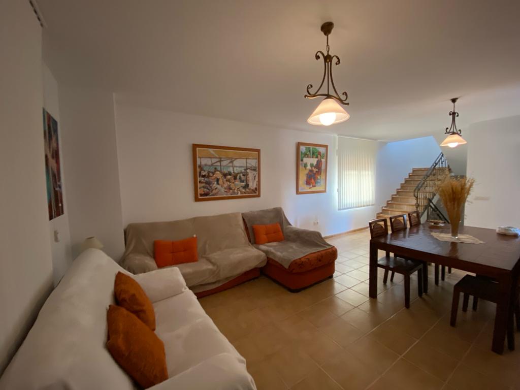 Casa de 4 dormitorios y 4 baños en Freila