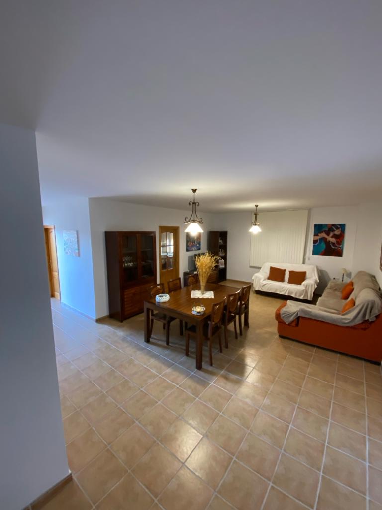 Casa de 4 dormitorios y 4 baños en Freila