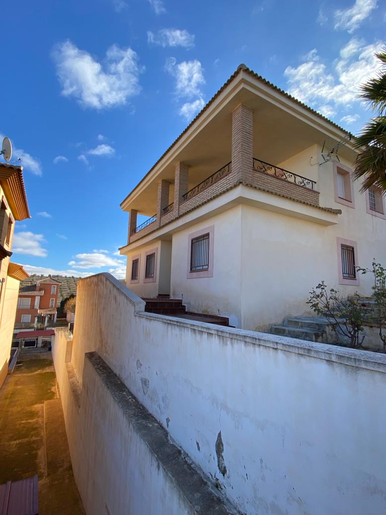 Casa de 4 dormitorios y 4 baños en Freila