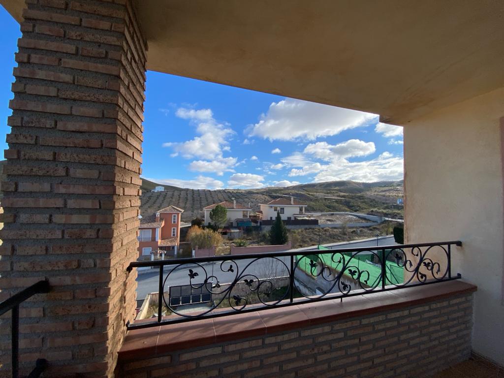 Casa de 4 dormitorios y 4 baños en Freila