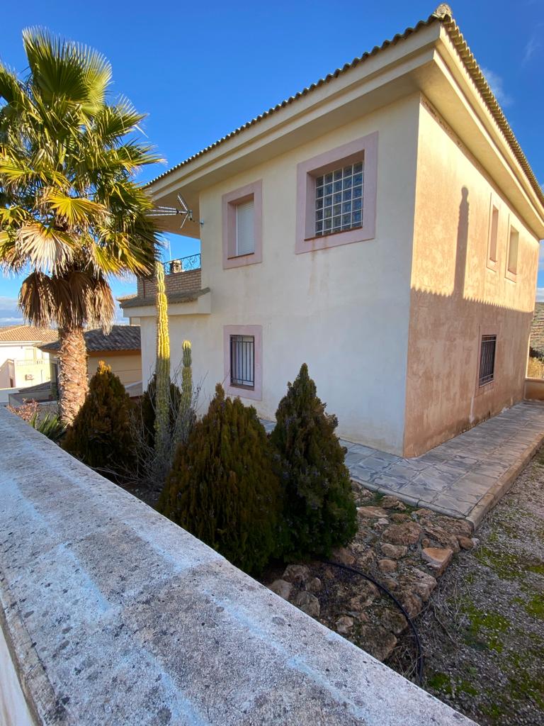 Casa de 4 dormitorios y 4 baños en Freila