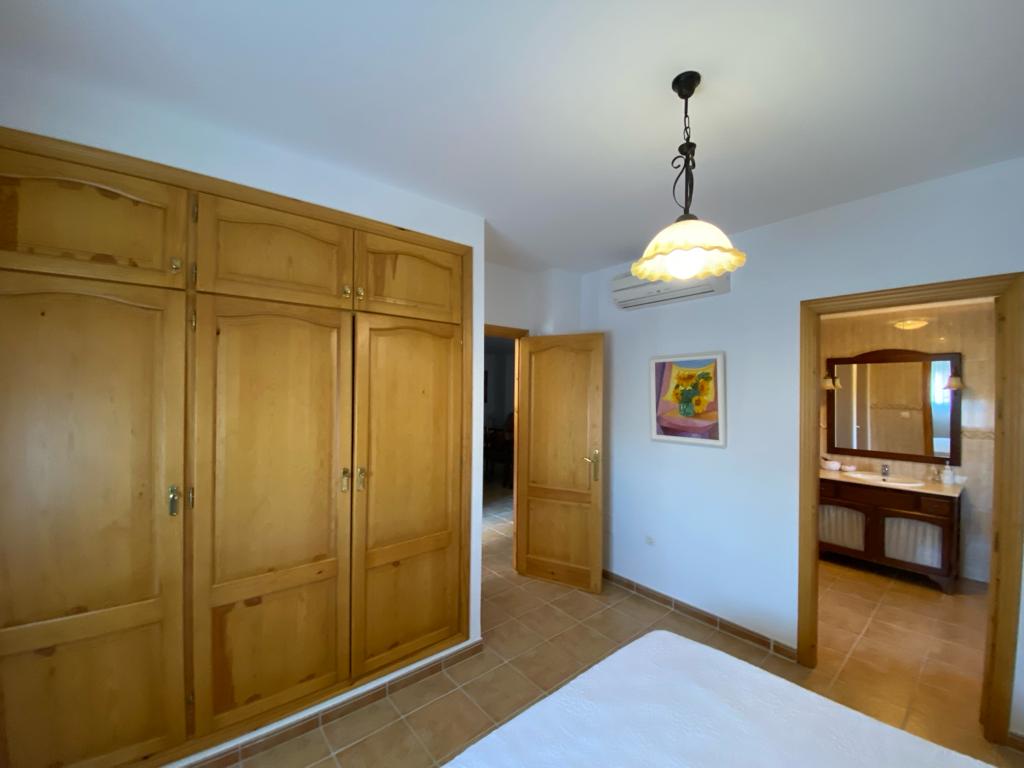 Casa de 4 dormitorios y 4 baños en Freila