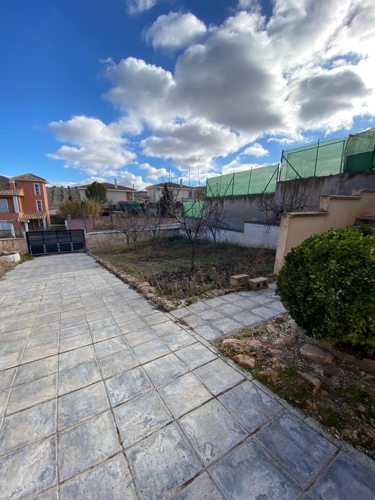 Casa de 4 dormitorios y 4 baños en Freila