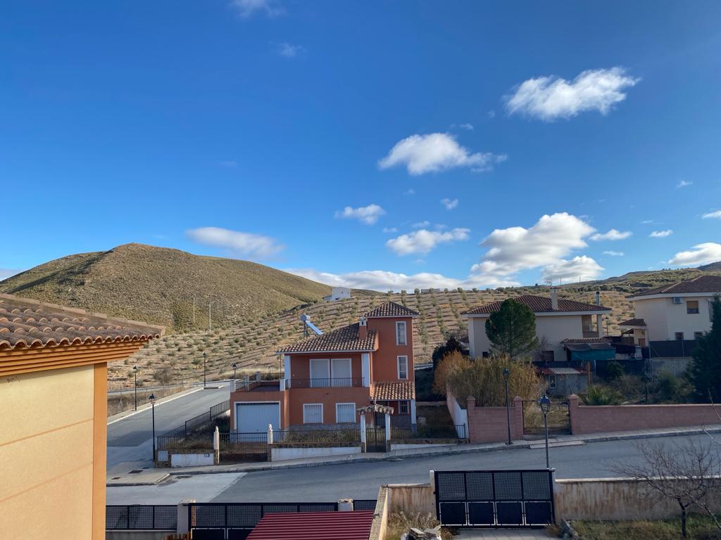 Casa de 4 dormitorios y 4 baños en Freila