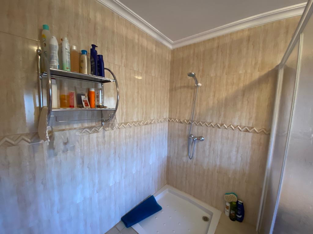 Casa de 4 dormitorios y 4 baños en Freila