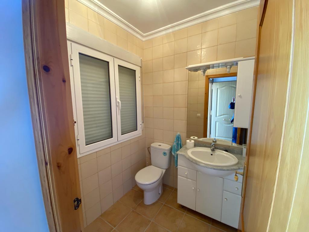 Casa de 4 dormitorios y 4 baños en Freila