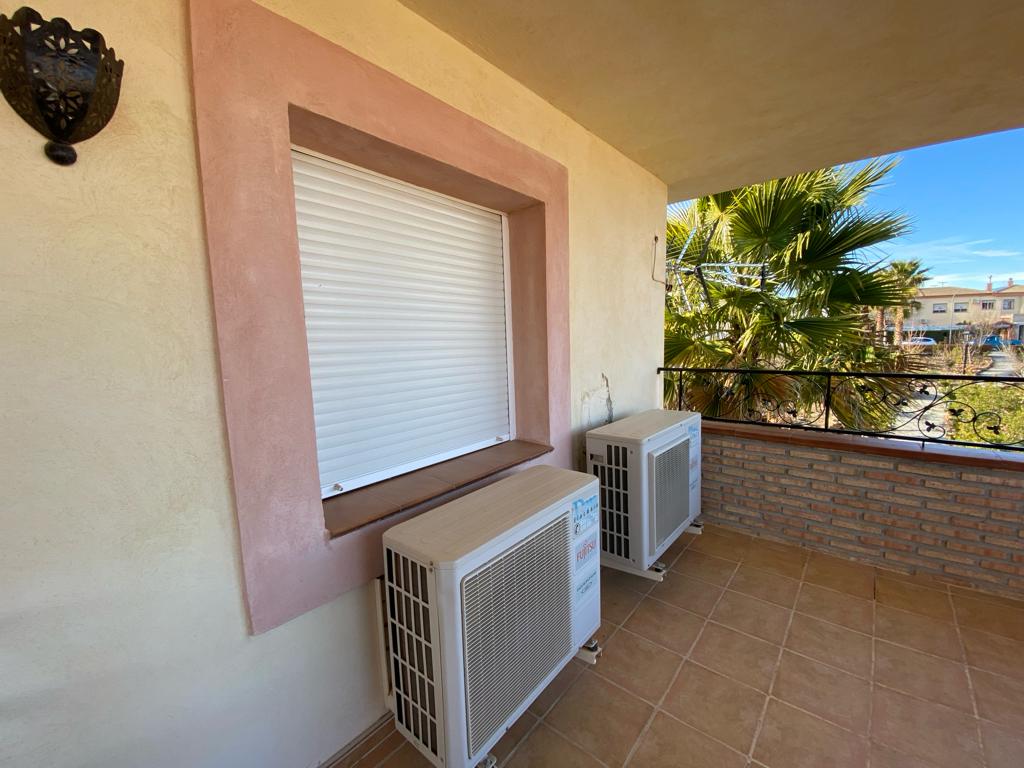 Casa de 4 dormitorios y 4 baños en Freila
