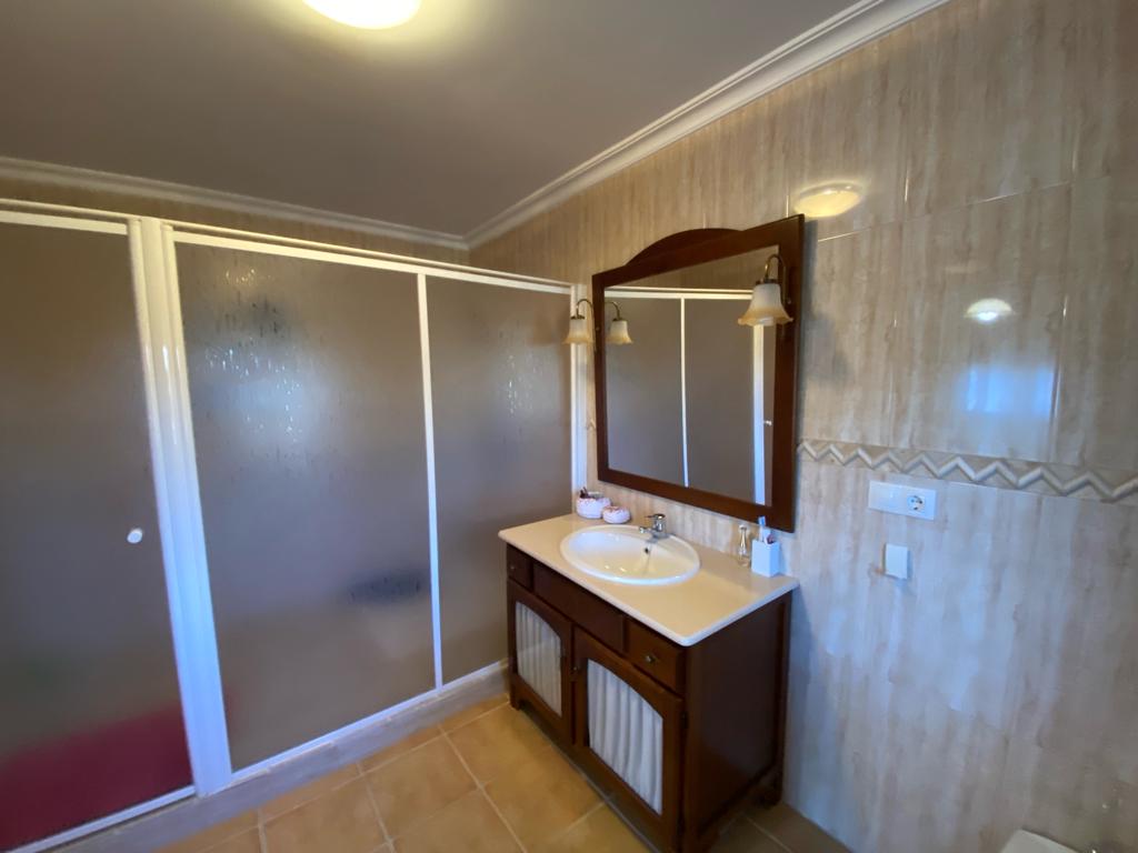 Casa de 4 dormitorios y 4 baños en Freila