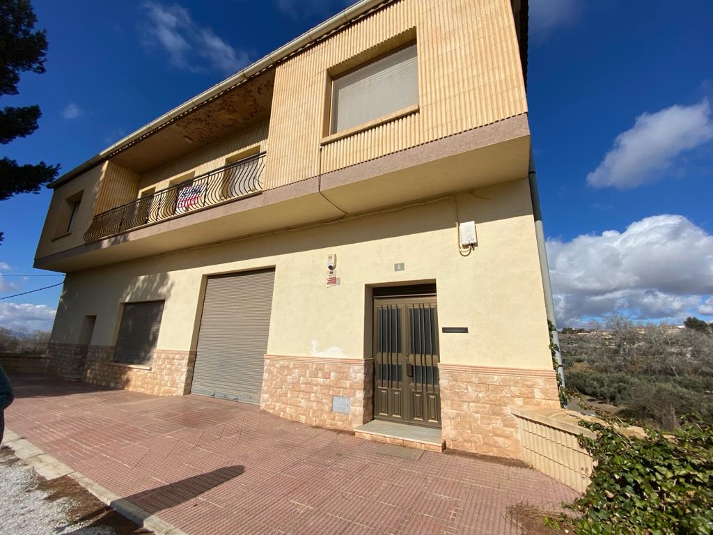 House, Apartment, huge warehouse and land in Cullar, Granada